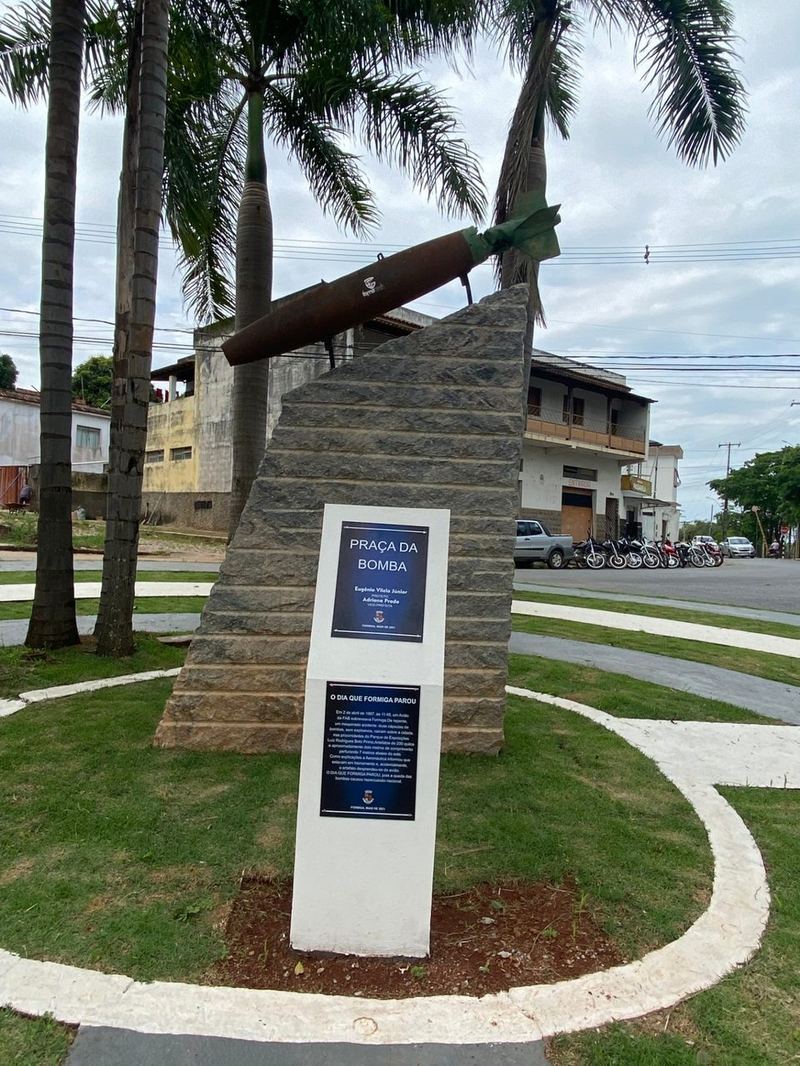 O Dia em Que o Céu Desabou em Formiga: O Incidente dos Caças da FAB em 1987, o Pânico Coletivo e o Monumento da Praça da Bomba